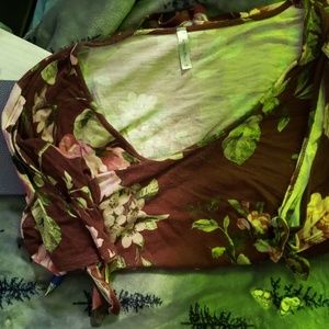 Floral shirt with ties for the sleeves. Maroon/pnk